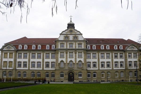 Karlsruhe University of Applied Sciences – Technology and Economics campus with modern classrooms, laboratories, and students engaged in applied learning.
